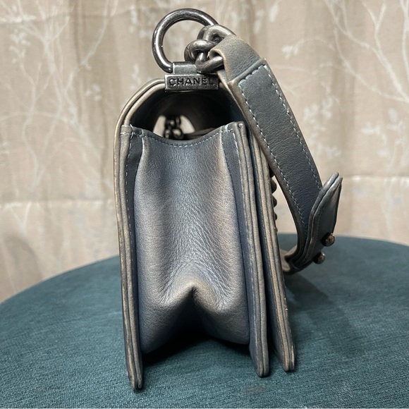 Chanel | Medium Faded Grey Calfskin Boy Flap Bag - Picture 4 of 14